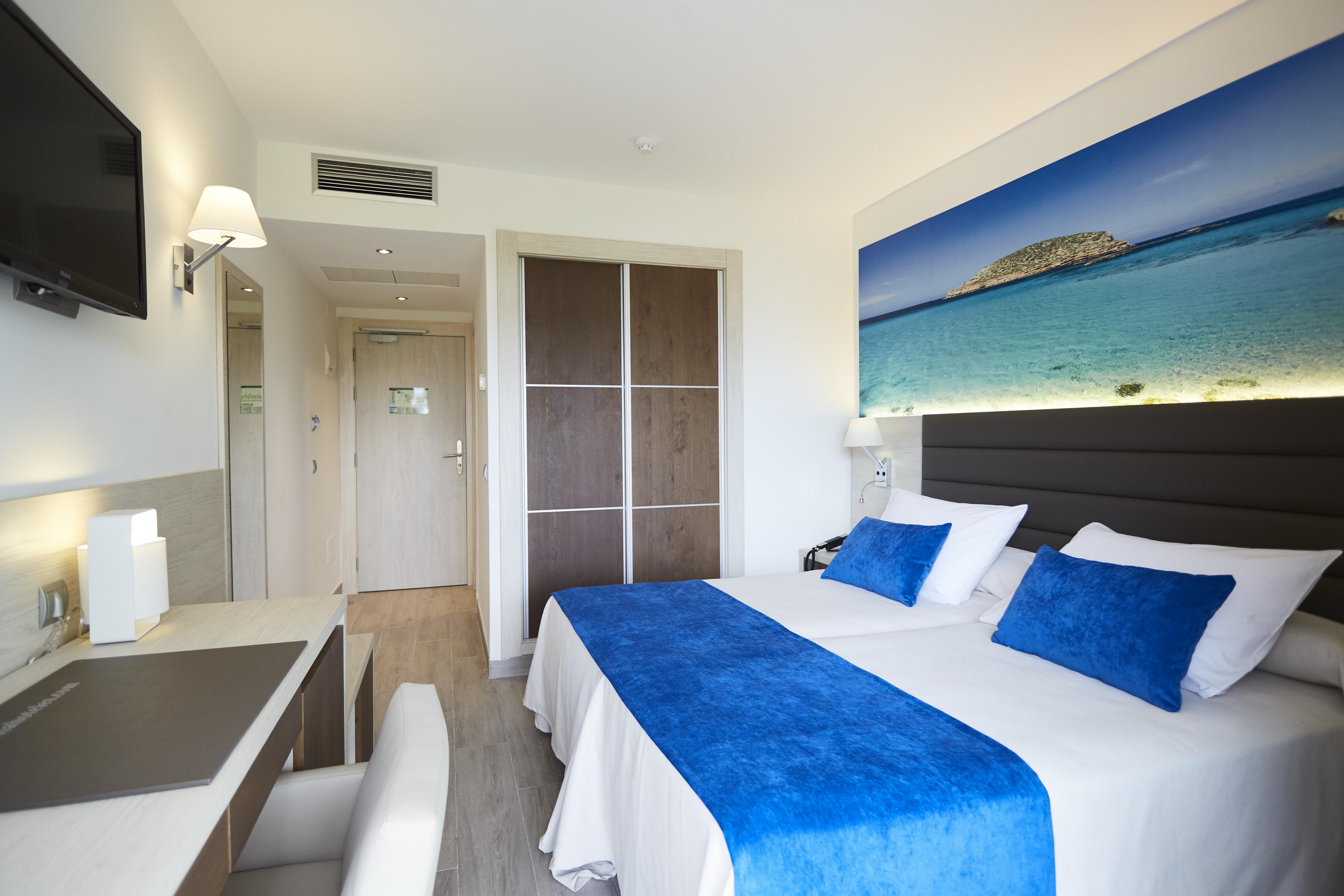 Invisa Hotel Club Cala Blanca Playa DPlaya Des Figueral Kültér fotó