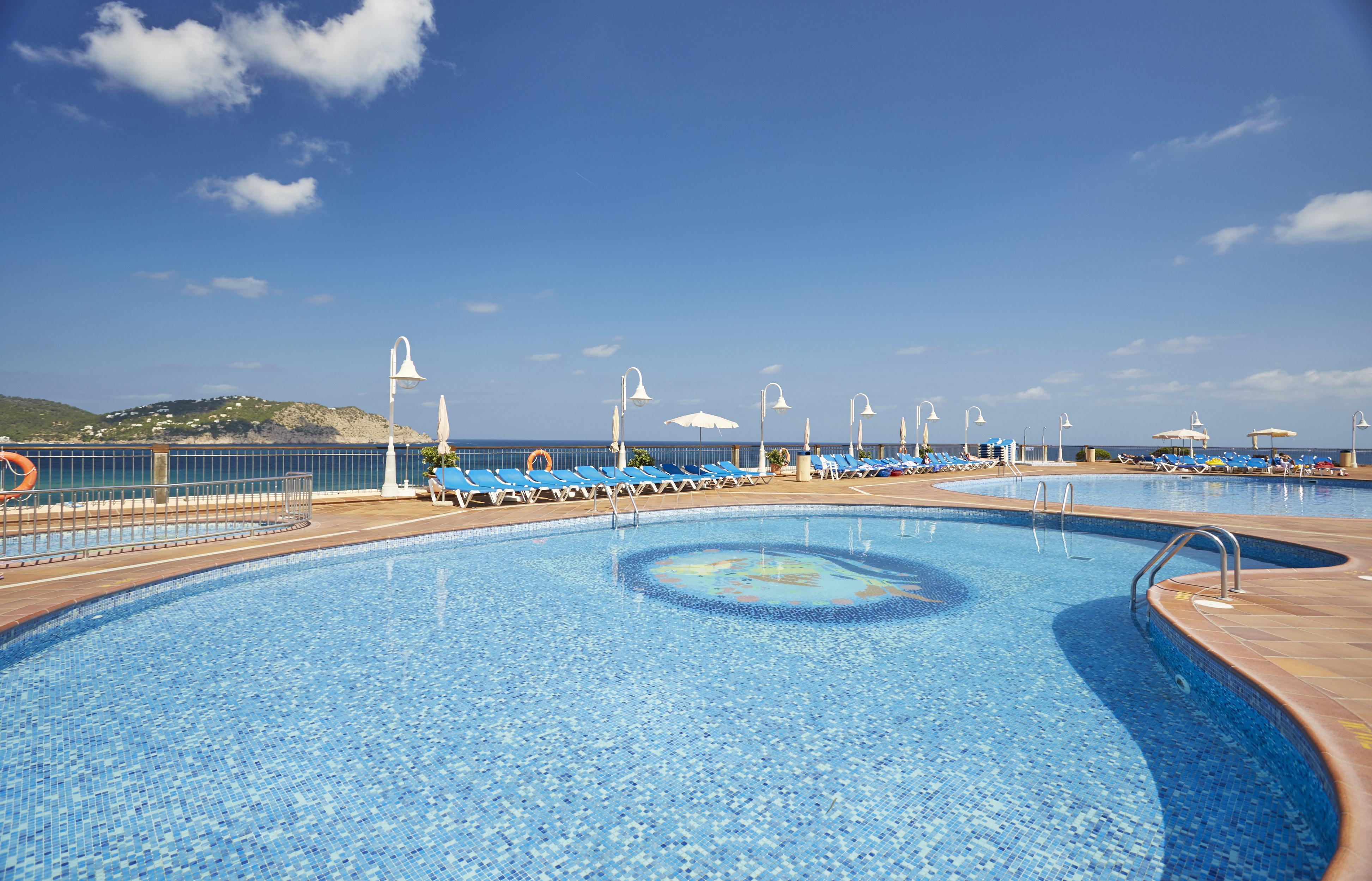 Invisa Hotel Club Cala Blanca Playa DPlaya Des Figueral Kültér fotó