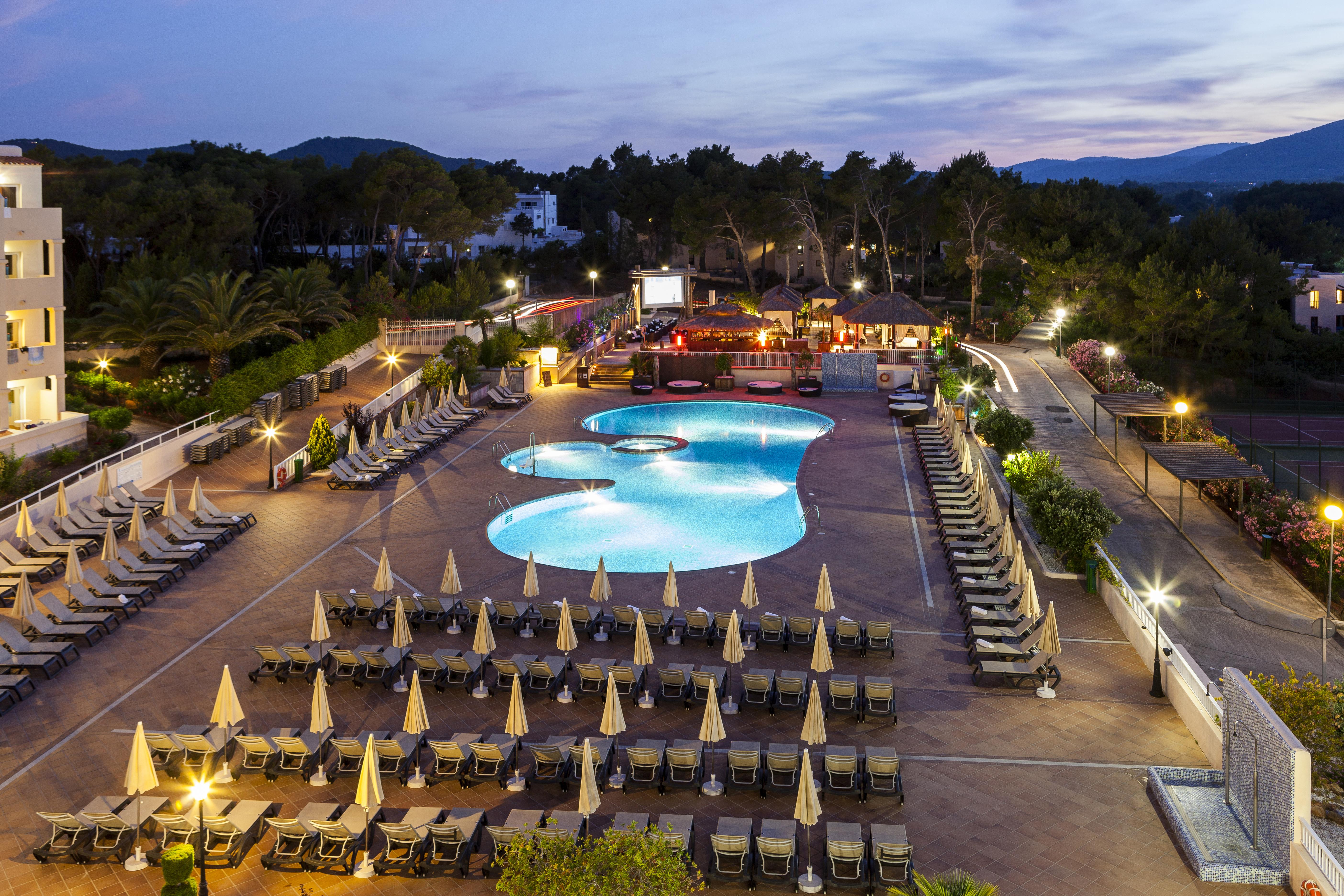 Invisa Hotel Club Cala Blanca Playa DPlaya Des Figueral Kültér fotó