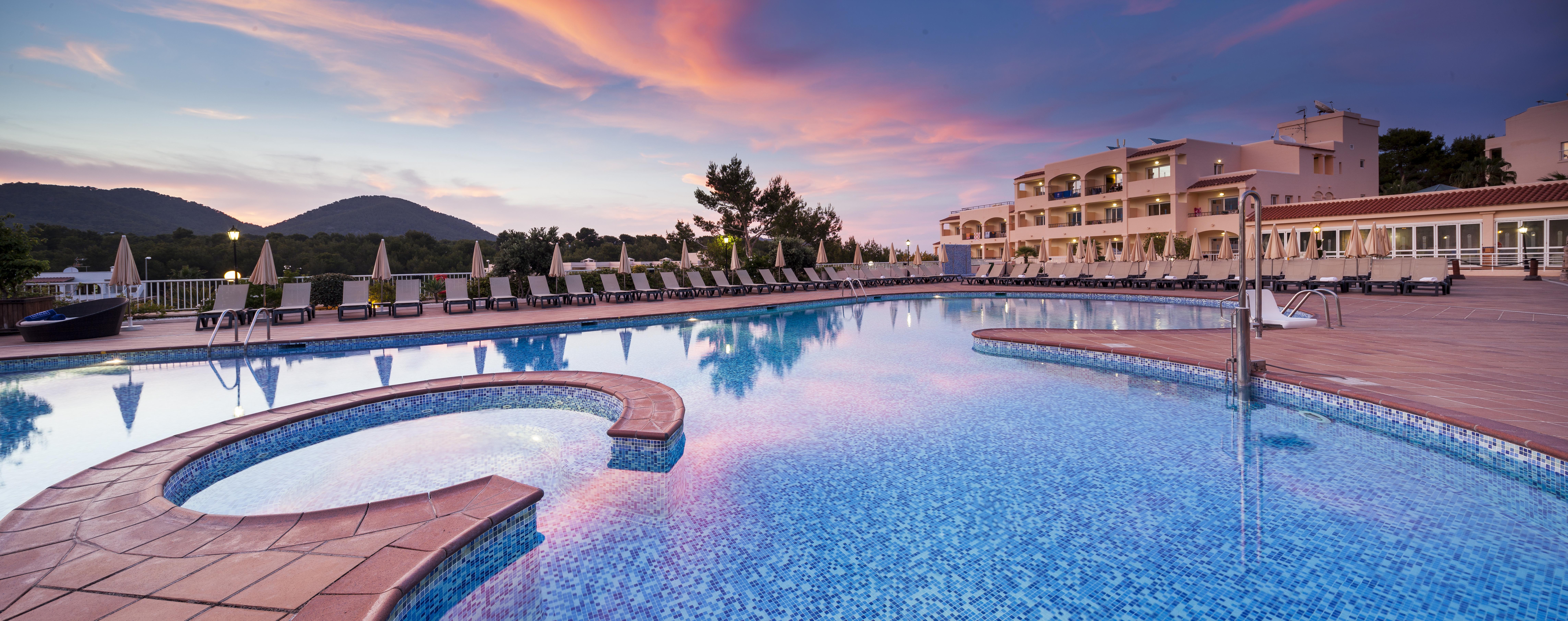 Invisa Hotel Club Cala Blanca Playa DPlaya Des Figueral Kültér fotó