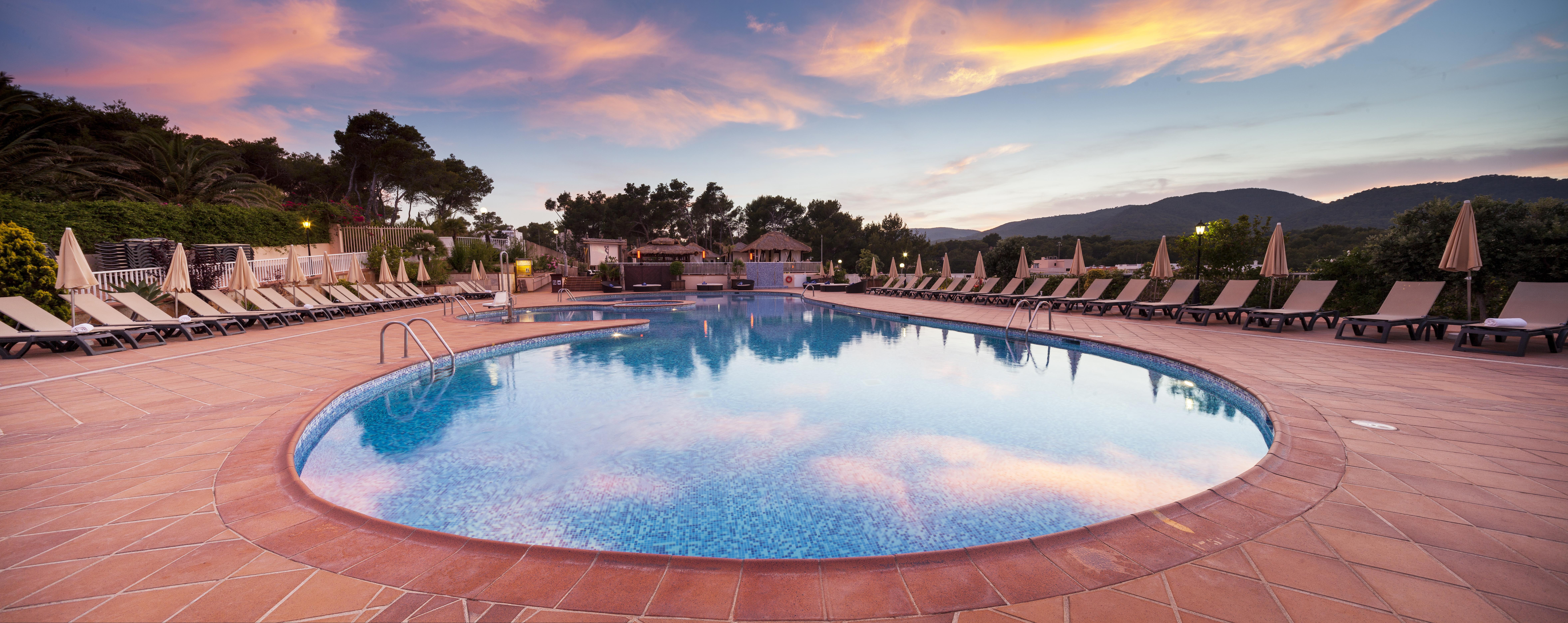 Invisa Hotel Club Cala Blanca Playa DPlaya Des Figueral Kültér fotó