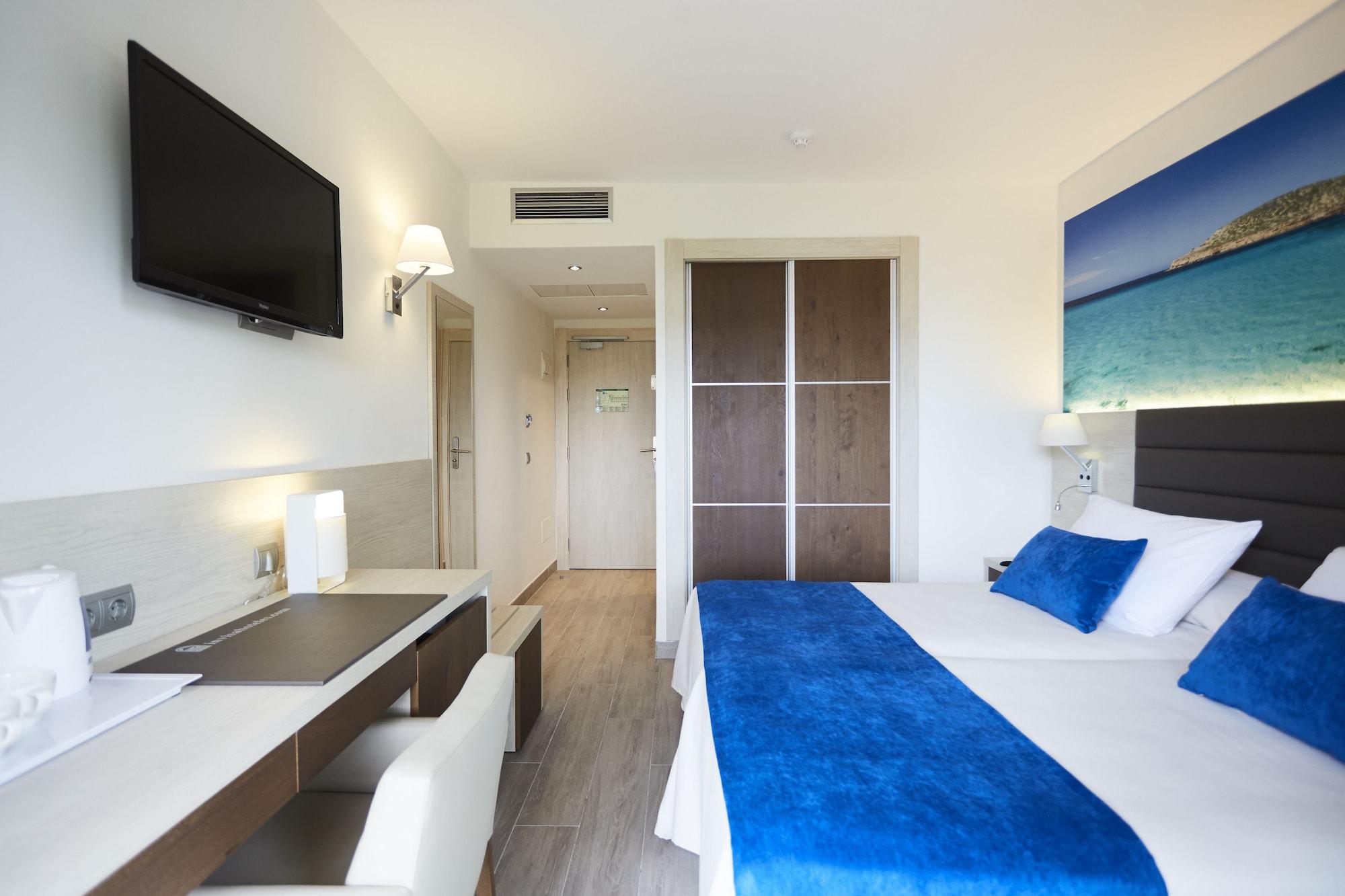 Invisa Hotel Club Cala Blanca Playa DPlaya Des Figueral Kültér fotó