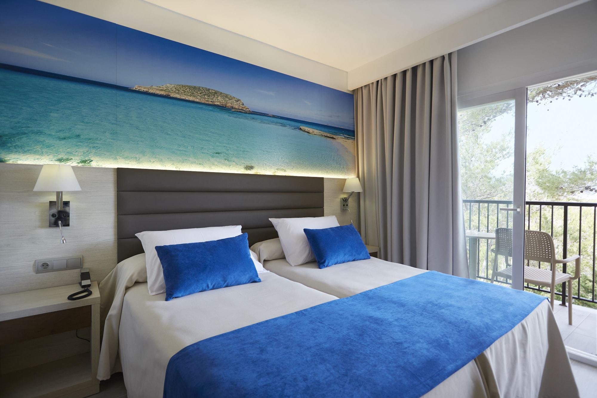 Invisa Hotel Club Cala Blanca Playa DPlaya Des Figueral Kültér fotó