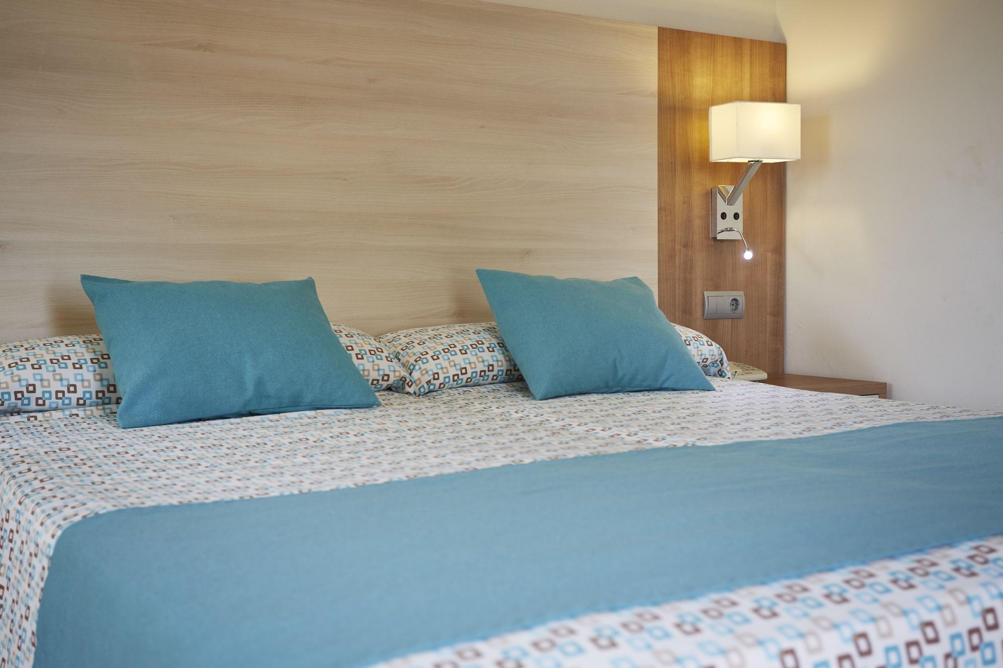 Invisa Hotel Club Cala Blanca Playa DPlaya Des Figueral Kültér fotó