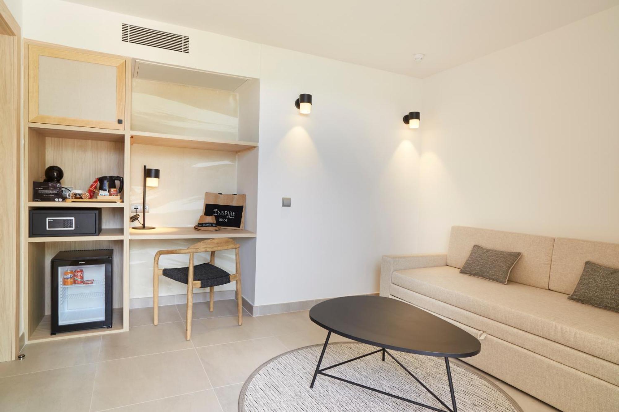 Invisa Hotel Club Cala Blanca Playa DPlaya Des Figueral Kültér fotó