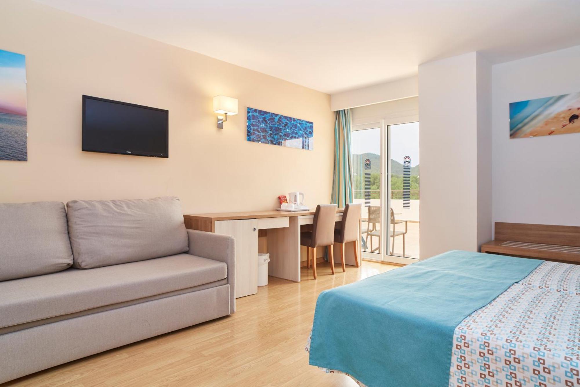Invisa Hotel Club Cala Blanca Playa DPlaya Des Figueral Kültér fotó