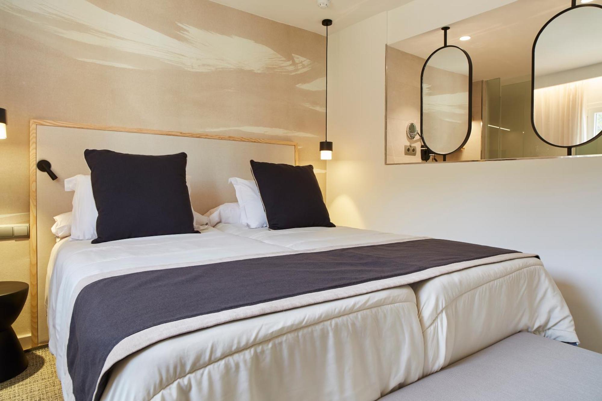 Invisa Hotel Club Cala Blanca Playa DPlaya Des Figueral Kültér fotó