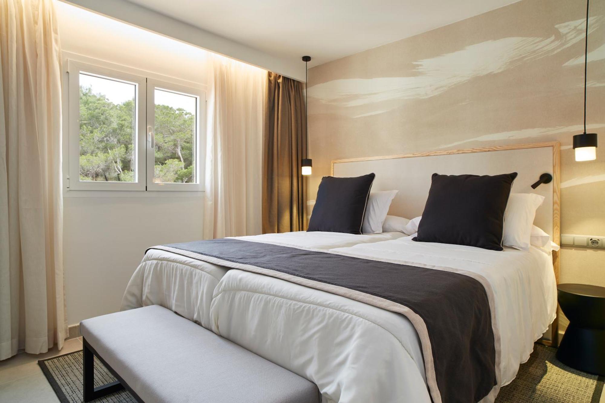 Invisa Hotel Club Cala Blanca Playa DPlaya Des Figueral Kültér fotó