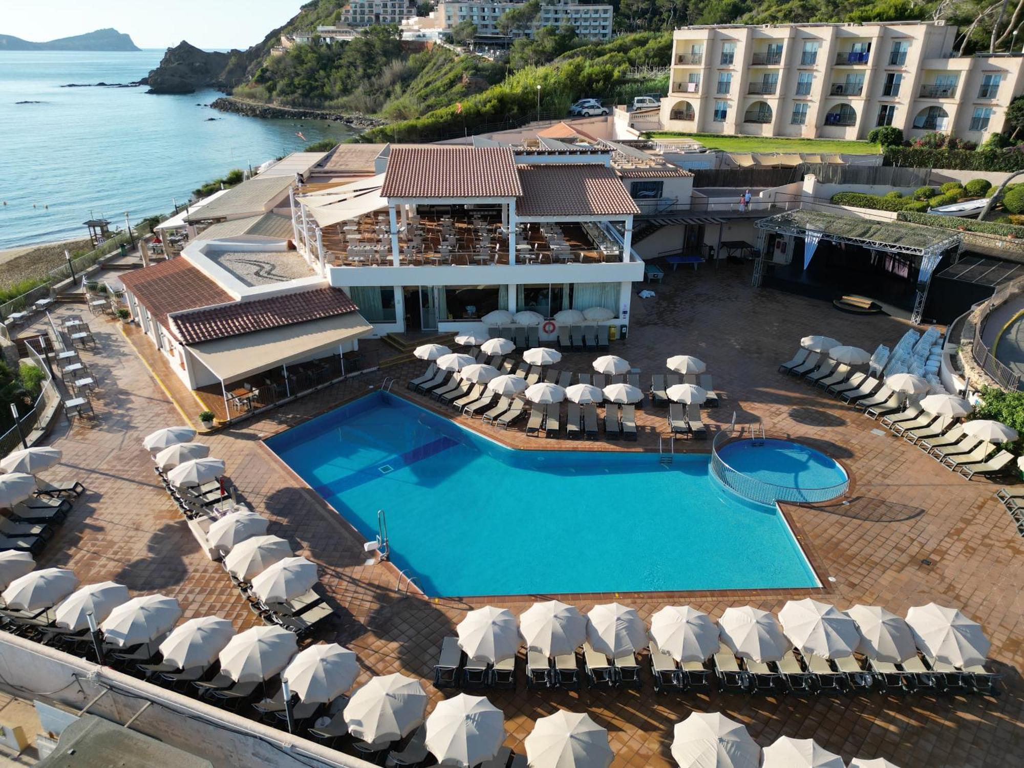 Invisa Hotel Club Cala Blanca Playa DPlaya Des Figueral Kültér fotó