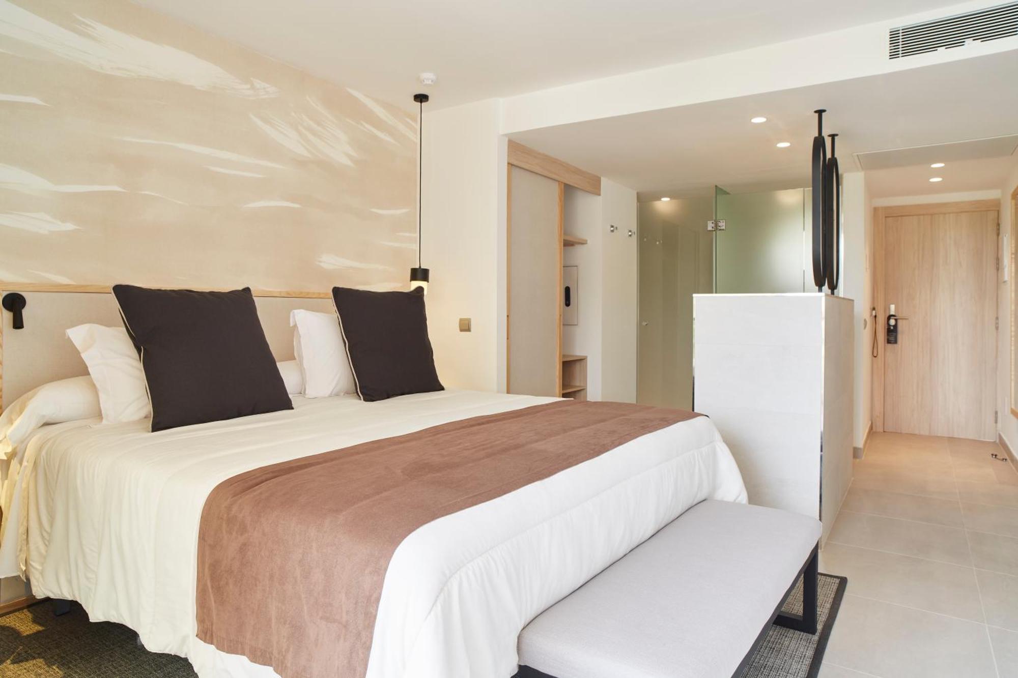 Invisa Hotel Club Cala Blanca Playa DPlaya Des Figueral Kültér fotó