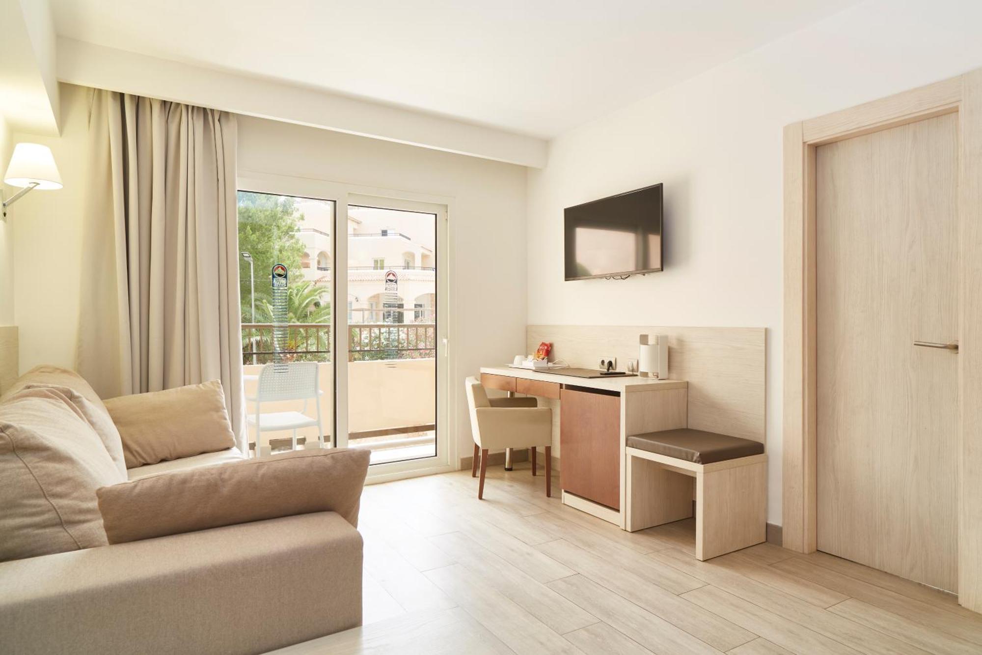 Invisa Hotel Club Cala Blanca Playa DPlaya Des Figueral Kültér fotó