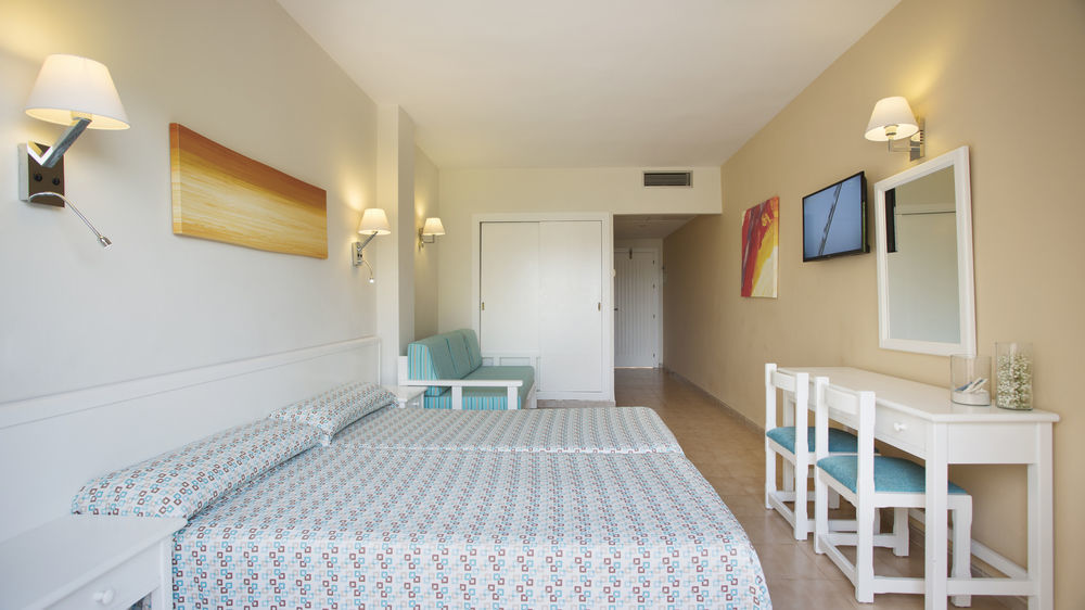 Invisa Hotel Club Cala Blanca Playa DPlaya Des Figueral Kültér fotó